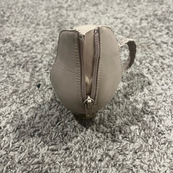 Pennington’s short strappy wedge - Picture 3 of 6